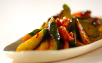 キュウリといえばサラダや漬物、酢の物など「生」で食べることが多いですよね。でも、いつも同じメニューになってしまって物足りない…そんなときにはキュウリの炒め物に挑戦してみませんか。炒めたキュウリには調味料やほかの具材の旨味がよくからみ、生とは違った味わいを楽しむことができますよ！