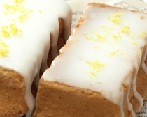 フランスの伝統的な焼き菓子「ウィークエンド・シトロン」。レモンの風味が爽やかで、上にかかったアイシングがおしゃれなケーキです。今回は、ウィークエンド・シトロンの歴史や名前の由来、そしてプロ直伝の基本レシピやレモンを使った爽やかなケーキをご紹介します！