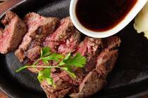 肉のうま味がダイレクトに味わえるステーキは、ソースが決め手になりますね。簡単だけど本格的な味わいに仕上がる、ステーキソースをマスターするとアレンジが色々広がります。今回は、絶品のステーキソースの作り方を牛・ポーク・チキンと素材別にご紹介します。