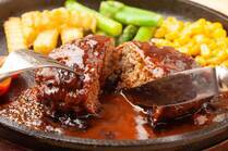 ダイエット中どうしても食べたくなるのが、ハイカロリーの食べ物ですね。ダイエット中はなるべく避けたいと思っていても、ついつい誘惑に負けてしまいがち…そんな時は、置き換えレシピで乗り切りましょう！<br />今回は、ダイエット中に食べたくなったときのための「低カロリーのハンバーグ」を作る裏技をご紹介します！