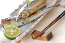 秋の味覚「サンマ」をもっとお手軽に食べましょう！今回は、魚焼きグリルがなくても大丈夫なフライパンで作れるサンマの塩焼きをご紹介！塩焼き以外に、蒲焼きやカレー風味のソテーなど、どれも極上の味わいです。ぜひ作ってくださいね。