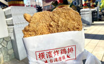 600軒以上の店舗がひしめく「横浜中華街」。あまりの店舗の多さに、どこに入ればいいのか悩んでしまいますよね。しかし、食べ歩きなら複数の店舗をハシゴすることが可能です。今回は、横浜中華街で今、人気の食べ歩きグルメ3つと、本格的な中国茶が楽しめるカフェ「悟空茶荘」をご紹介。