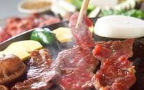 独特の食感が魅力の牛タンは焼肉店の人気メニューですよね。おうちでもっと牛タンを食べたい！という方も多いのではないでしょうか？今回はE・レシピで「おいしい！」と評価が高いレシピを3選ご紹介します。薄切り、厚切りで異なるおいしさを楽しんでくださいね。