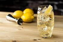 居酒屋などでビールに次いで人気があるのがハイボールです。今回は、おうちで楽しむハイボールの作り方をご紹介！そして、ハイボールには欠かせない絶品の唐揚げレシピ、手軽な食材で作れる10分以内で完成のハイボールに合うおつまみなど、幅広くハイボールを楽しむアイデアをご紹介します！