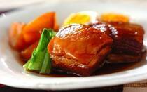 とろけるような柔らかさと甘辛味がたまらない「豚の角煮」。難しいイメージがあるかもしれませんが、ポイントを押さえれば、おうちでもお店のような本格的な味わいを再現できます。今回は、豚バラ肉で作る「角煮」のレシピ3選をご紹介。どれもE・レシピ内で評価が高く、とろっと柔らかく仕上がります。
