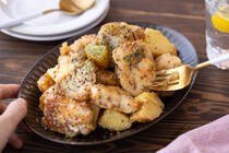 今回は鶏むね肉とじゃがいもで簡単にできるジャーマンポテトチキンのレシピを紹介します！