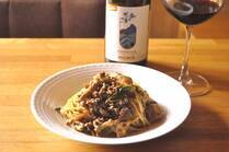 旨味の強いマイタケはミートソースと相性抜群です。今回は「マイタケのミートソーススパゲティー」の作り方とイタリアの赤ワイン「プリミティーヴォ」とのペアリングについて紹介します。