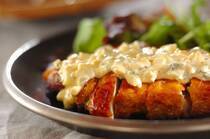 甘酢だれとタルタルソースがたまらない「チキン南蛮」。宮崎県発祥のごはんに合う絶品のおかずです。そんなチキン南蛮ですが、甘酢とタルタルの黄金比を覚えておけば、おうちでも絶品のチキン南蛮を作ることができるんです。今回は、フライパンで作れる絶品のチキン南蛮レシピをご紹介します。