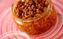 ひき肉とみその旨味が凝縮された「肉味噌」は優秀なご飯のお供なのはもちろん、実は万能調味料でもあるんです。作り置きしておけば、食事作りが楽になりますよ。今回は肉味噌の人気レシピ【2選】をご紹介します。肉味噌を作るポイントや保存期間、アレンジテクなども解説しているので、ぜひ参考にしてください。