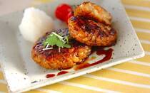 鶏ひき肉を使ったハンバーグはヘルシーでコスパ抜群！つなぎやソースを工夫すれば、合いびき肉に負けない絶品ハンバーグが作れます。そこで今回は、鶏ひき肉で作る、ハンバーグのおすすめレシピを3つご紹介します。ふんわりおいしく作るコツも解説しているので、ぜひ参考にしてください。