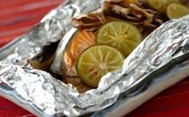 今回は、15分以内で完成する鮭のホイル焼きレシピを3選ご紹介します。基本の作り方は包んで焼くだけと簡単ながらどれも絶品。簡単調理できるので、ひとり暮らしの方や料理初心者さんもチャレンジしやすいですよ。フライパン・魚焼きグリル・トースターと調理器具別のコツも必見です。