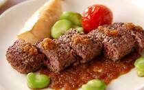 ステーキが食べたい…！でもステーキ肉はそれなりのお値段…。そんなときは"牛ひき肉"でなんちゃってステーキはいかがでしょうか。牛ひき肉でステーキを再現し、「豪快＆画期的すぎる…！」と話題です。そこで今回は、牛ひき肉で作る簡単・絶品ステーキのレシピを3つご紹介します。ぜひお試しあれ。