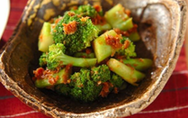 今日の献立はなんだか色合いがさみしいな…と思うことはありませんか？気付けば食卓の上が茶色一色だった、なんて日も。<br /><br />そんなときはブロッコリーを使った副菜を添えてみてはいかがでしょうか。鮮やかな緑色とモコモコとした可愛らしい見た目が食卓の華やかさを格上げしてくれます。