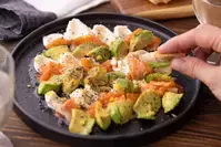 5分で完成！あっというまにできちゃう「サーモンとクリームチーズのカナッペ」【もあいかすみの一品で大満足「働楽ごはん」36】