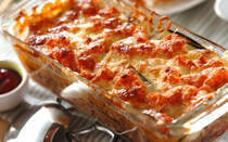 しっかりとした旨みが特徴の「合いびき肉」は、さまざまな料理に活用できる便利な食材です。今回は、そんな合いびき肉を使った優秀レシピを3選ご紹介します。おもてなしに喜ばれる重ね焼きや子どもに人気のカレーやパスタなど、どれも絶品。むずかしそうに見えて意外と簡単なのでぜひ試してみてください！