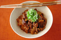 冬の足音が聞こえる寒さになってきました。そんな寒い日には牛すじ肉を使った絶品レシピで温まりませんか？今回は、トロトロやわらかな牛すじ煮込みやだしが効いた関西風おでんなど3選をご紹介。簡単にできる牛すじの下処理方法も必見です！