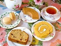 11月19日（火）から全国のファミリーマート限定（一部店舗を除く）で、Afternoon Tea監修「紅茶バウムクーヘン ミルクティー味」「紅茶パウンドケーキ ストレートティー味」「紅茶ロールケーキ レモンティー味」「マカロン ミルクティー味＆キャラメル味」が発売されました。実食レポを紹介します！