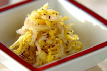 寒い季節になり、自家製の漬け物の準備を始めている、という方もいるでしょう。なかでも白菜はシャキシャキ食感が心地良く、漬け物にすると箸の止らないおいしさですよね。そこで今回は、白菜だけで作れる漬け物レシピ3選をご紹介。