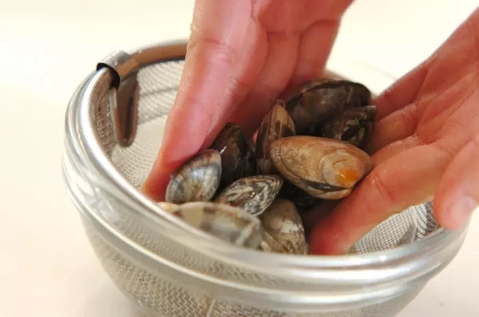 アサリと小松菜の酒蒸しの下準備1