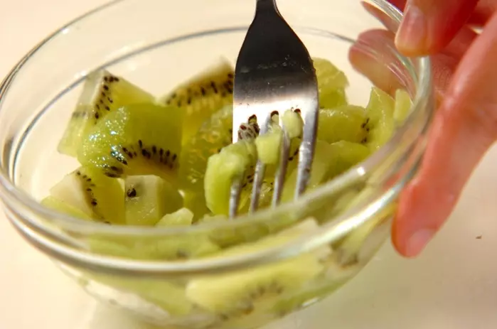 ヨーグルトのハニーキウイソースの下準備1
