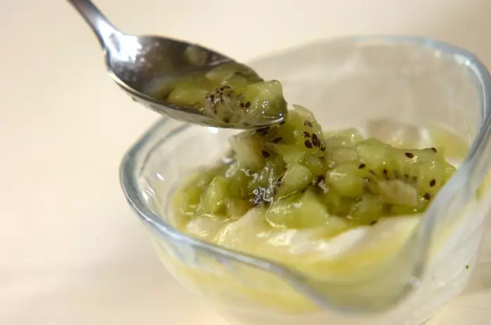 ヨーグルトのハニーキウイソースの作り方1