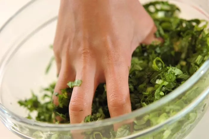 小松菜たっぷり餃子の下準備1