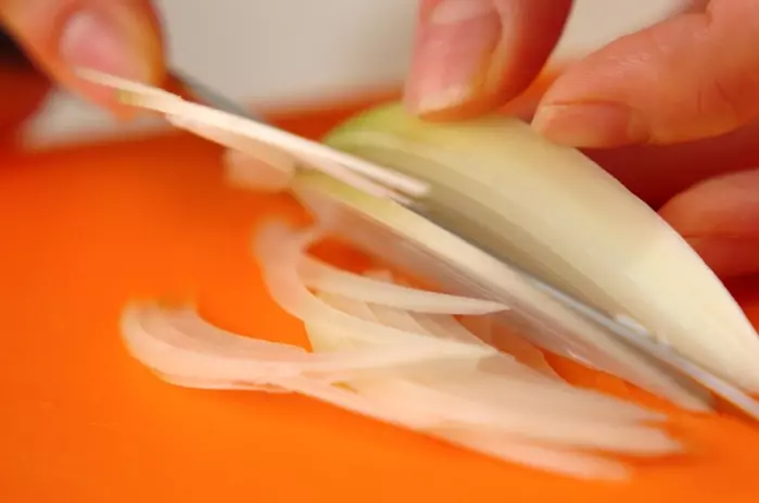 コンソメスープの下準備1