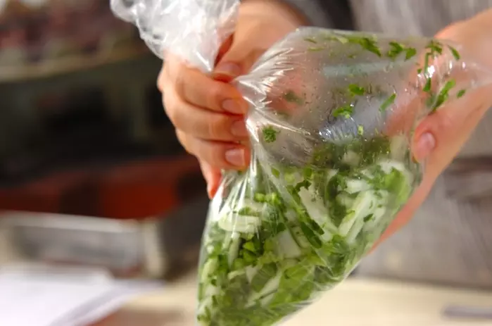 白菜とカブの葉のお漬物の作り方1