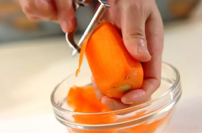 ヒラヒラニンジンの甘辛煮の作り方1