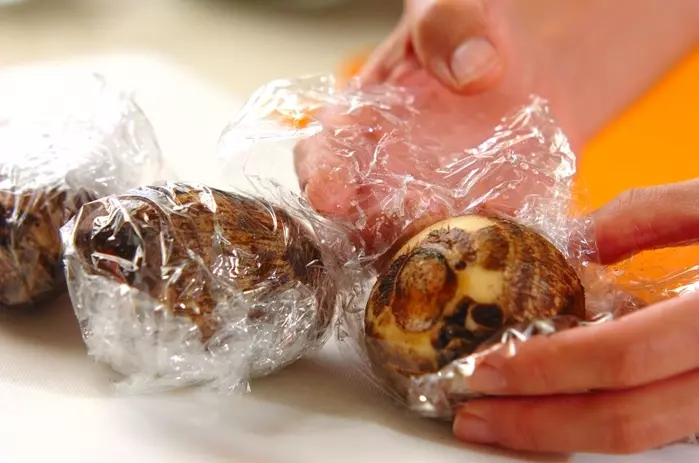 里芋の鶏そぼろあんの下準備1