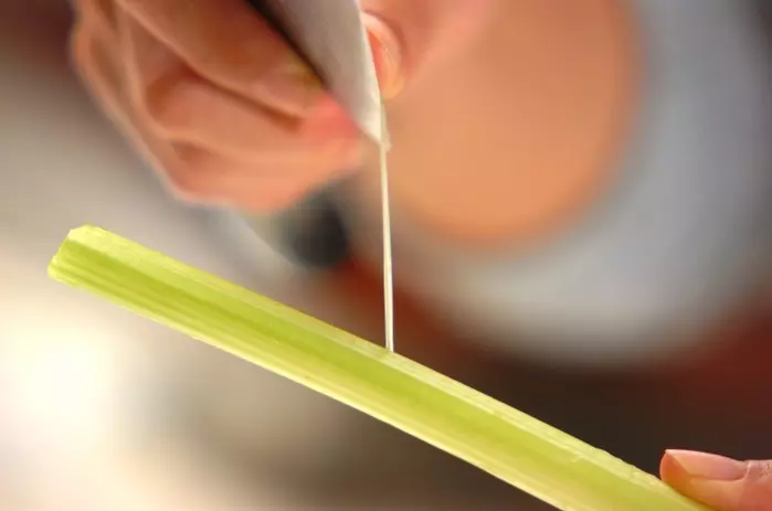 セロリのかき玉汁の下準備1