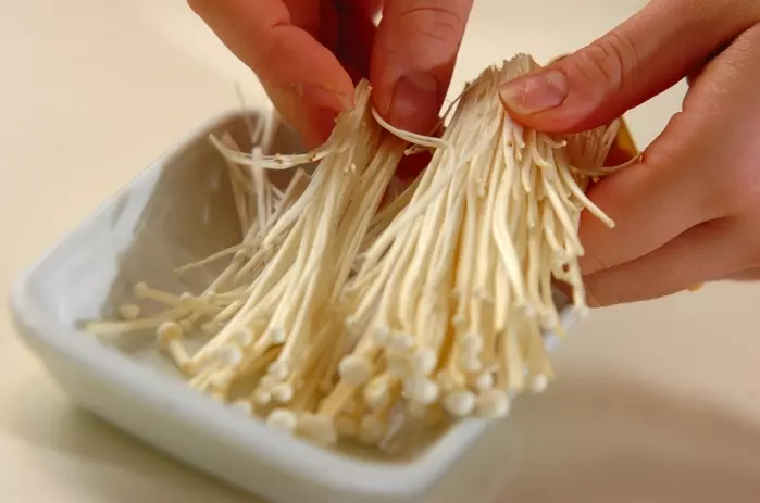 エノキのみそ汁の下準備1