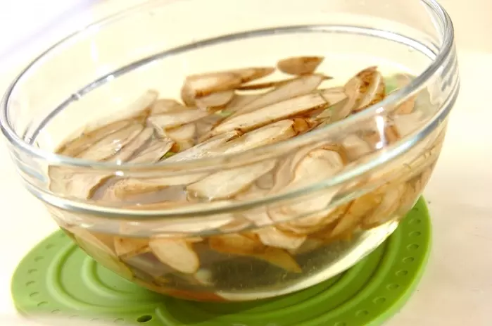 ゴボウの白みそポタージュの下準備1