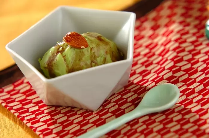 抹茶アイスのチョコソースがけ