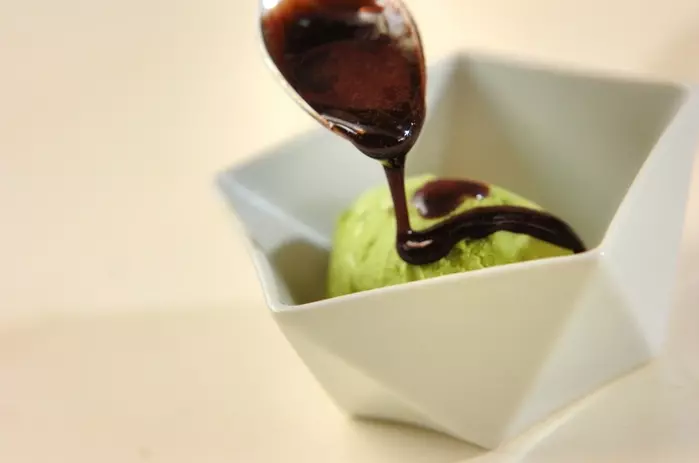 抹茶アイスのチョコソースがけの作り方1