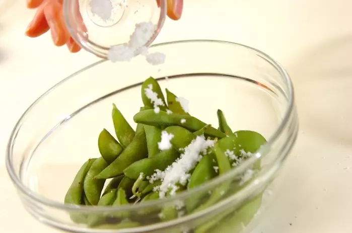 蒸し枝豆の下準備1