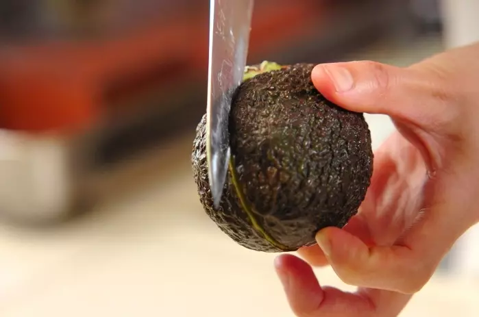 アボカドとクリームチーズの出汁じょうゆの下準備1