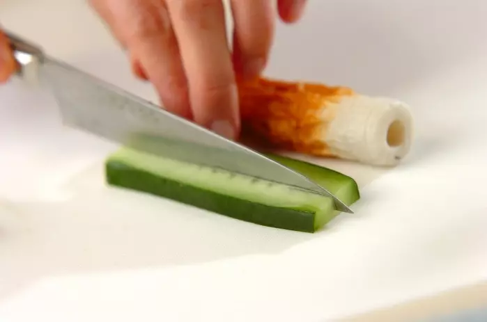 簡単やみつき！キュウリちくわ by 崎野 晴子さんの下準備1