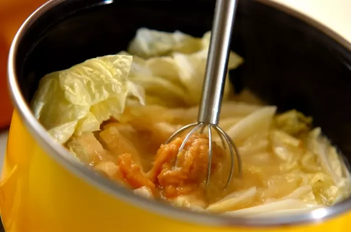 白菜とお揚げのみそ汁の作り方1