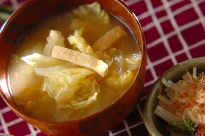 白菜とお揚げのみそ汁