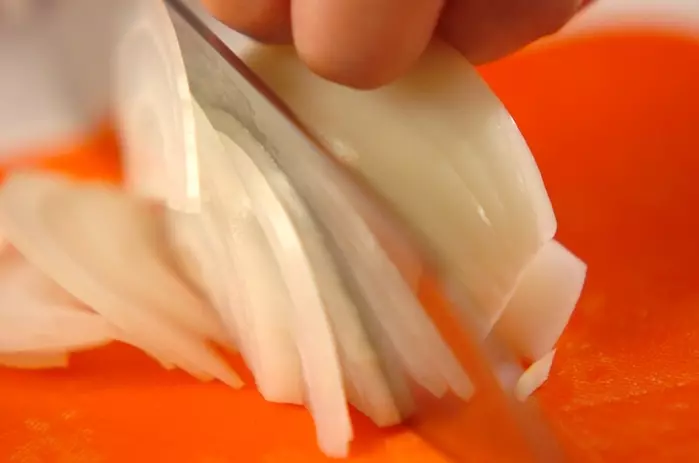 ツナと玉ネギの卵焼きの下準備1