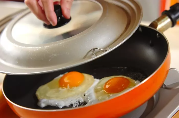 目玉焼きのせ焼きそばの作り方2