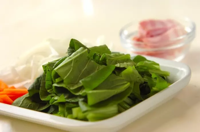 目玉焼きのせ焼きそばの下準備1