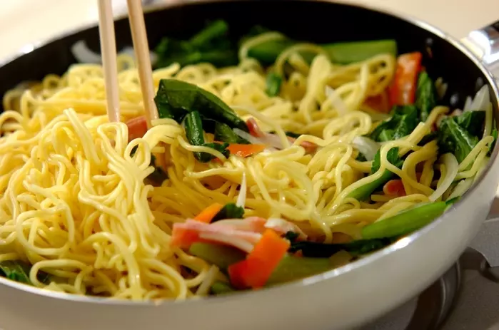 目玉焼きのせ焼きそばの作り方1