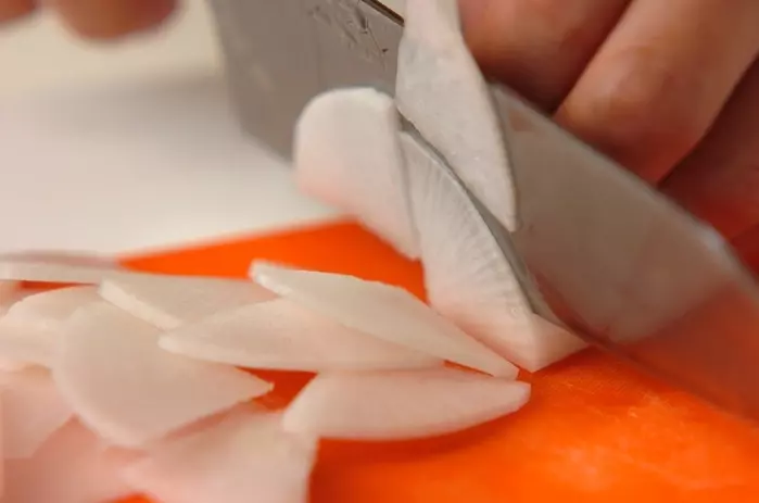 大根と大葉の塩昆布和えの下準備1