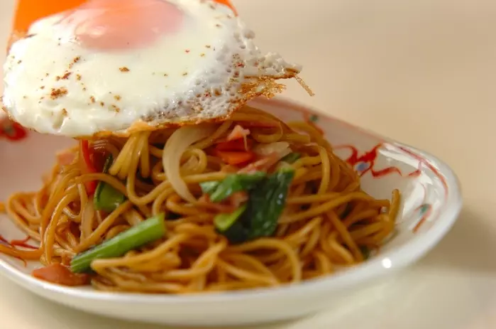 目玉焼きのせ焼きそばの作り方3