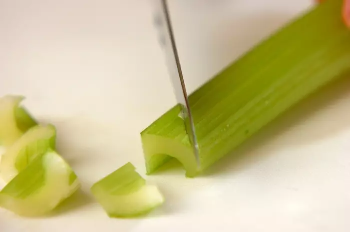 セロリの中華炒めの下準備1