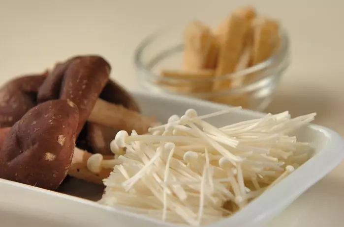 キノコとお揚げのみそ汁の下準備1