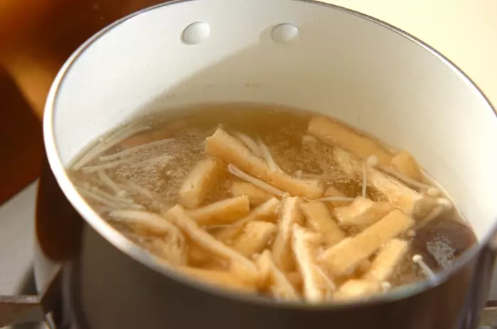 キノコとお揚げのみそ汁の作り方1