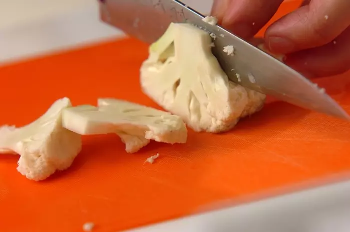 カリフラワーのペペロンチーノの下準備1